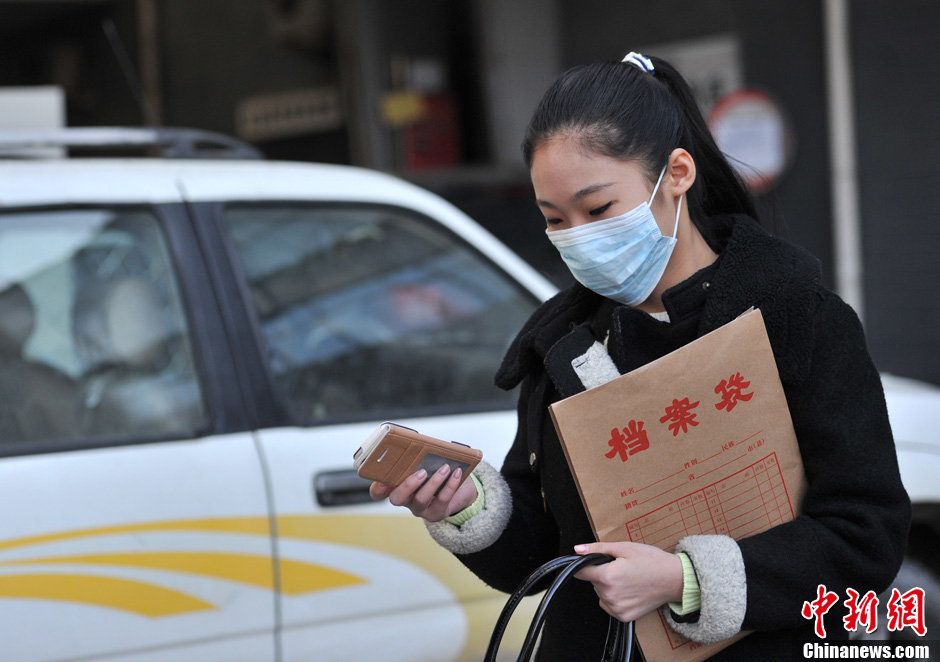 圖為表演系考生走出考場。