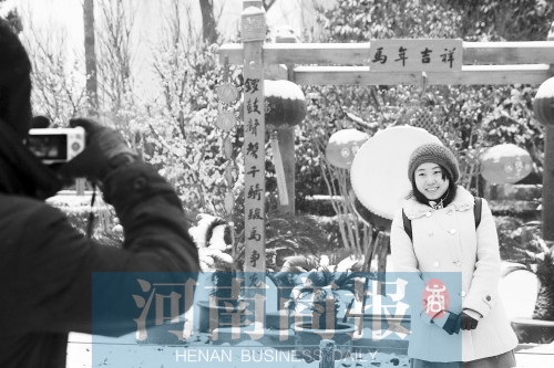 紫荊山公園里布置喜慶，引來不少游客合影留念。記者 楊東華/攝