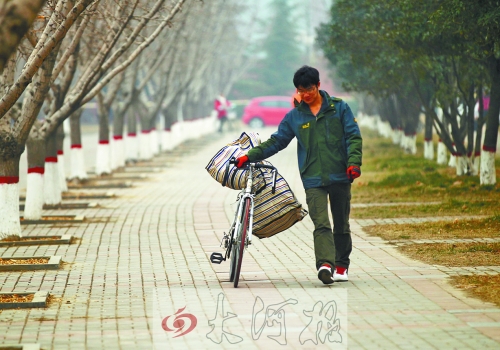 走在校園的小路上，帥氣的單車(chē)是我同伴，鼓鼓的行囊盛不下父母深深的惦念。