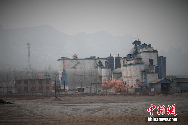 　2014年2月17日，石家莊市再次啟動壓減水泥過剩產(chǎn)能、治理大氣污染水泥企業(yè)集中爆破拆除行動。