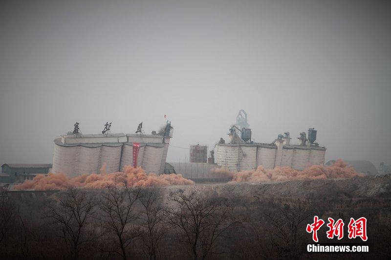 　2014年2月17日，石家莊市再次啟動壓減水泥過剩產(chǎn)能、治理大氣污染水泥企業(yè)集中爆破拆除行動。