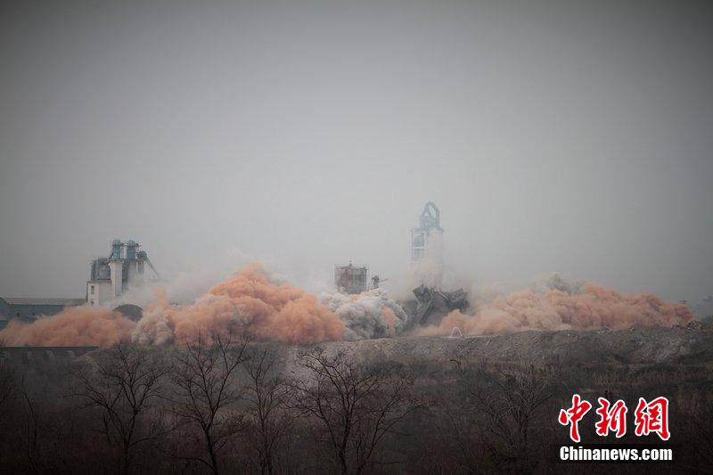 　2014年2月17日，石家莊市再次啟動壓減水泥過剩產(chǎn)能、治理大氣污染水泥企業(yè)集中爆破拆除行動。