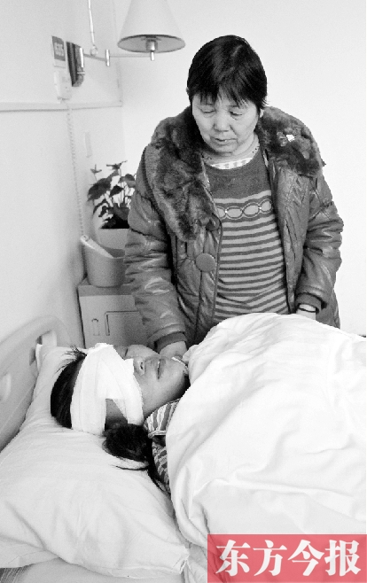 17日，52歲的王美蘭在做完眼角膜移植手術(shù)后躺在病床上休息