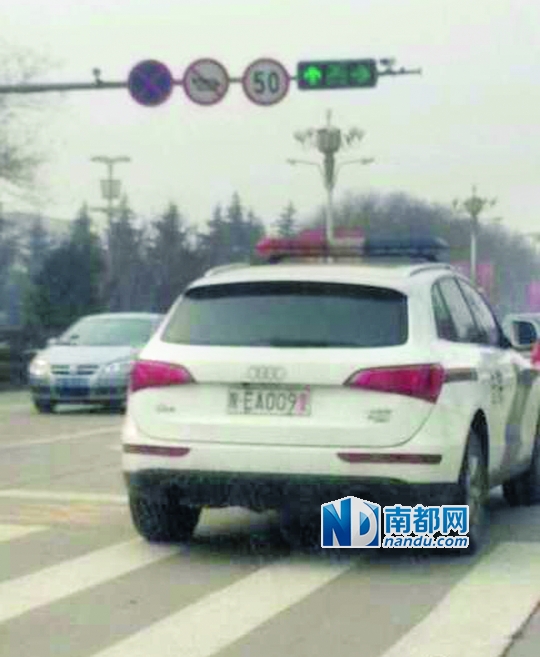 渭南市中院配備的奧迪Q 5警車在路上行駛。圖片來源：新浪微博