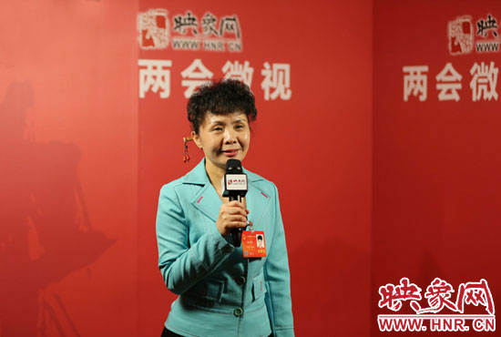 在映象網(wǎng)全國(guó)兩會(huì)北京演播室，全國(guó)人大代表、河南理工大學(xué)音樂(lè)學(xué)院副院長(zhǎng)游吟歌做客《兩會(huì)微視》訪談.