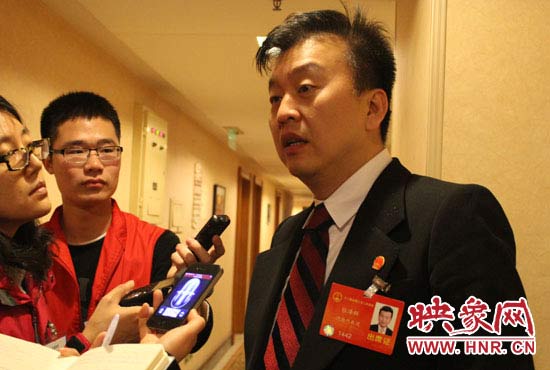 全國人大代表、中央電視臺綜藝頻道節(jié)目組主持人、河南省青聯(lián)榮譽副主席張澤群
