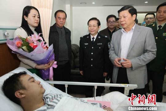廣西壯族自治區(qū)黨委常委、政法委書記溫卡華看望唐蔚宣。