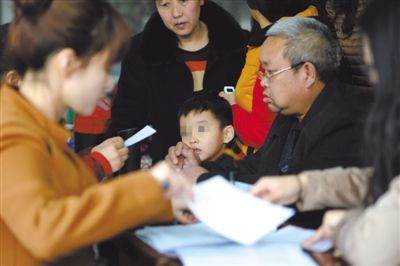 昨日，家長為服用藥品的幼兒登記參加體檢。西安兩所幼兒園長期給園內(nèi)幼兒集體服用“病毒靈”。