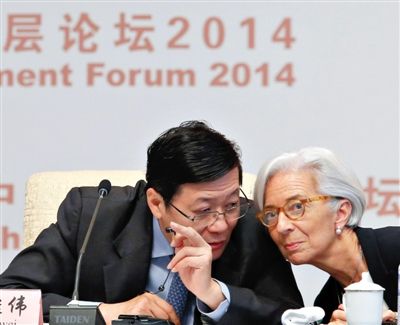 “中國發(fā)展高層論壇2014開幕式”上，國際貨幣基金組織總裁拉加德與中國財(cái)政部部長樓繼偉（左）討論。