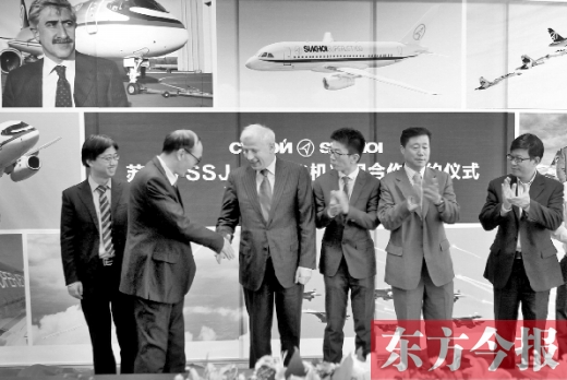 　昨日，“蘇霍伊SSJ-100飛機項目”合作簽約儀式在鄭州舉行