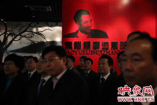 在焦裕祿紀(jì)念館，參觀的人絡(luò)繹不絕，一批批來(lái)自全國(guó)各地的黨員干部前來(lái)學(xué)習(xí)焦裕祿事跡