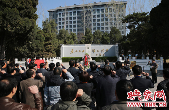 在焦裕祿紀(jì)念館，參觀的人絡(luò)繹不絕，一批批來(lái)自全國(guó)各地的黨員干部前來(lái)學(xué)習(xí)焦裕祿事跡
