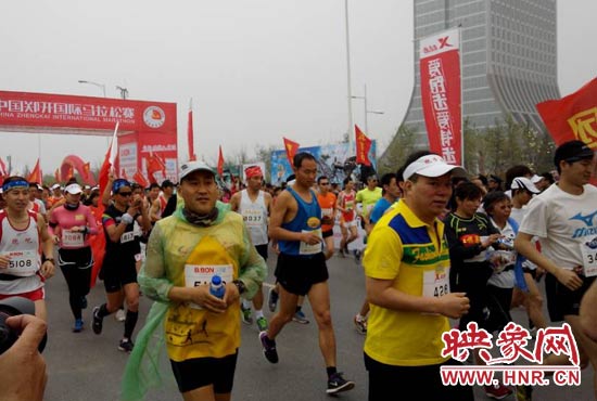3月30日上午8點(diǎn)20分，2014鄭開(kāi)國(guó)際馬拉松賽在鄭開(kāi)大道鳴槍起跑。