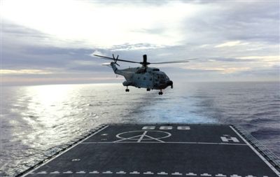 3月29日，一架艦載直升機從井岡山艦起飛執(zhí)行搜索任務。當天，海軍井岡山艦抵達南印度洋新任務區(qū)開始搜索。 新華社發(fā)