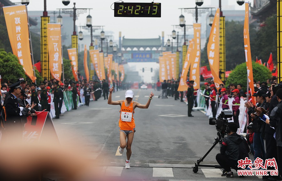 一名選手抵達(dá)終點(diǎn)后，高舉雙手慶祝。