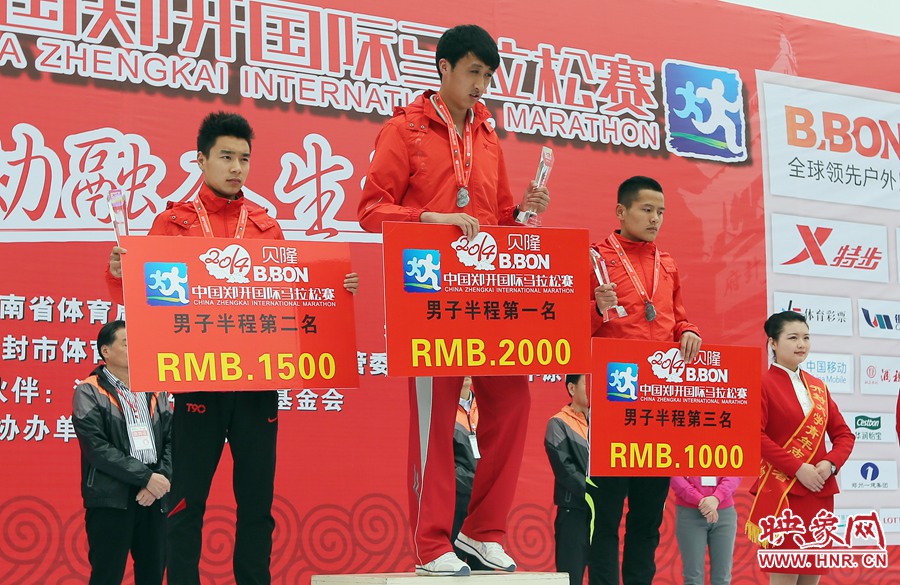 男子半程前三名選手。