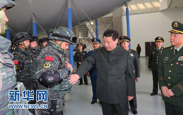 這是習(xí)近平同特戰(zhàn)隊(duì)員親切交談，詳細(xì)詢問(wèn)他們的教學(xué)訓(xùn)練和生活情況。