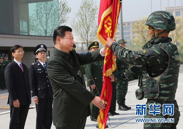 這是習(xí)近平將隊(duì)旗鄭重授予“獵鷹突擊隊(duì)”大隊(duì)長(zhǎng)。