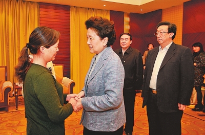  4月9日，中共中央政治局委員、國務(wù)院副總理劉延?xùn)|在鄭州接見“踐行焦裕祿精神的好校長”張偉的家屬。