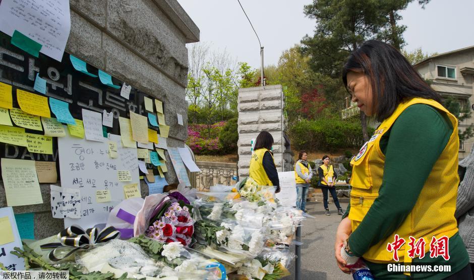 　當地時間2014年4月21日，韓國安山，民眾持續(xù)為沉沒客輪失蹤乘客祈禱。
