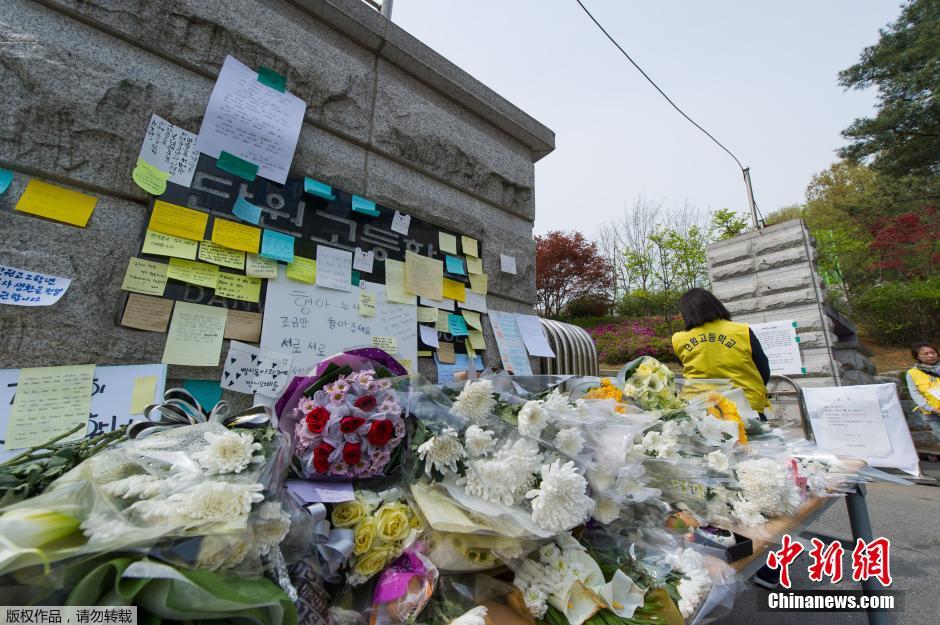當地時間2014年4月21日，韓國安山，民眾持續(xù)為沉沒客輪失蹤乘客祈禱。