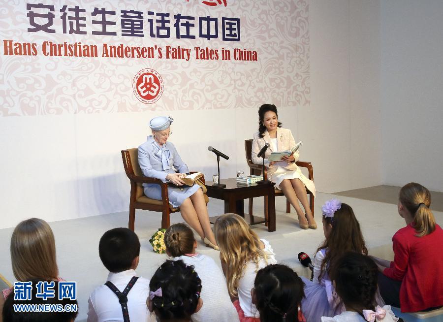 這是彭麗媛和瑪格麗特二世來到兩國孩子們當中，為孩子們朗讀安徒生童話《丑小鴨》選段。