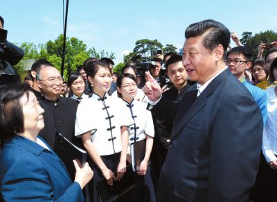 習(xí)近平在校園觀看北大師生紀(jì)念五四運(yùn)動(dòng)95周年青春詩會(huì)時(shí)同朗誦者親切交談。新華社發(fā)