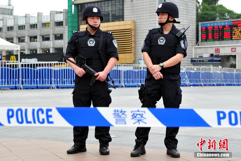 圖為廣州特警在案發(fā)現(xiàn)場戒備。