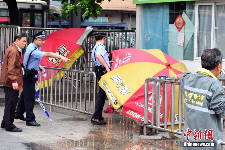圖為警方在案發(fā)現(xiàn)場取證調(diào)查。