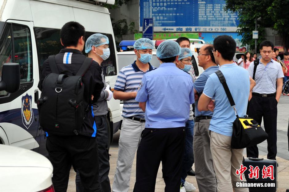 圖為警方在案發(fā)現(xiàn)場取證調(diào)查。