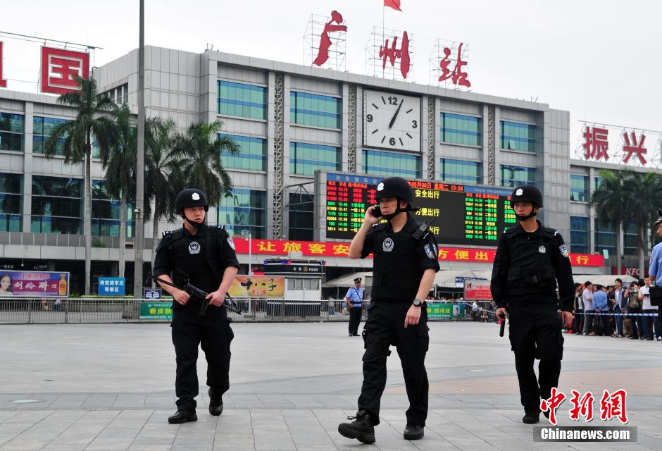 圖為廣州特警在案發(fā)現(xiàn)場戒備。