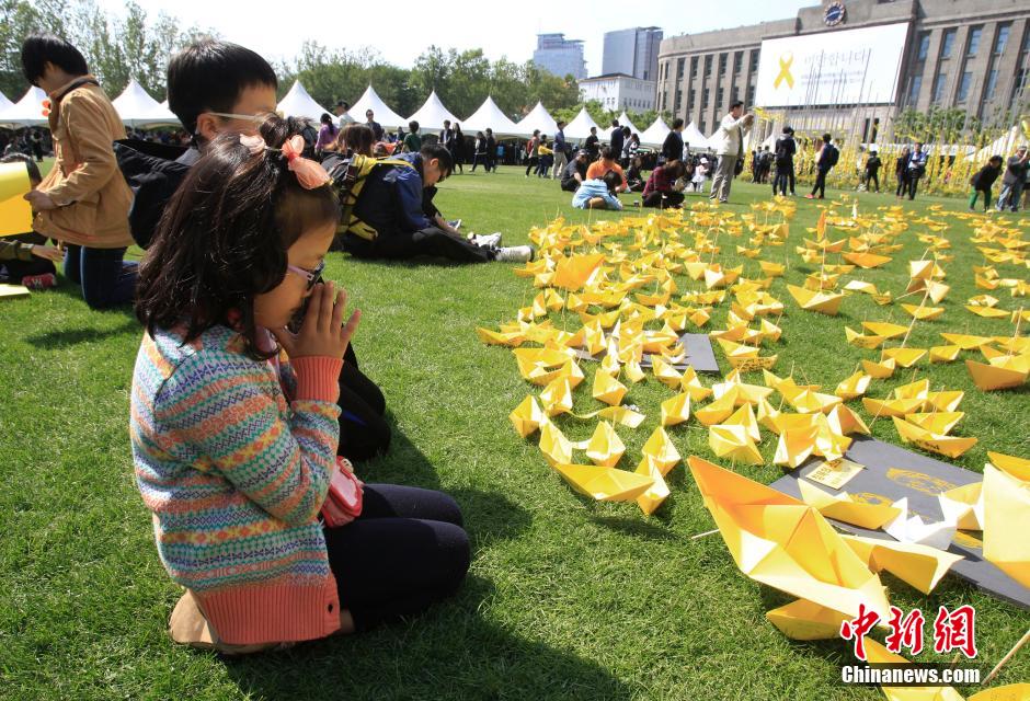 韓國(guó)民眾折紙船擺愛心 悼念客輪沉沒遇難者