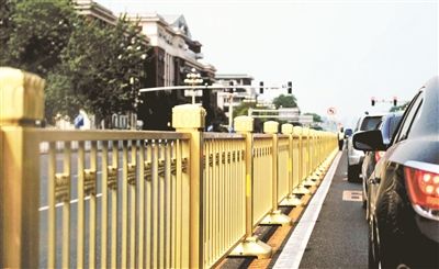 從復(fù)興門(mén)到建國(guó)門(mén)，長(zhǎng)安街一線(xiàn)全部更換為金色護(hù)欄 攝影/本報(bào)記者 郝羿