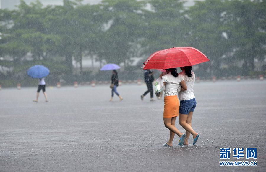 5月11日，市民在深圳梅林檢查站廣場冒雨出行。