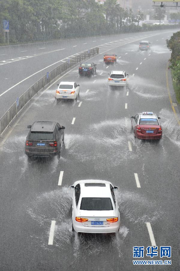 　5月11日，車輛在深圳街頭涉水前行。