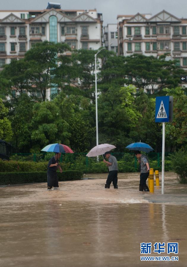5月11日，人們在深圳西麗涉水行走。