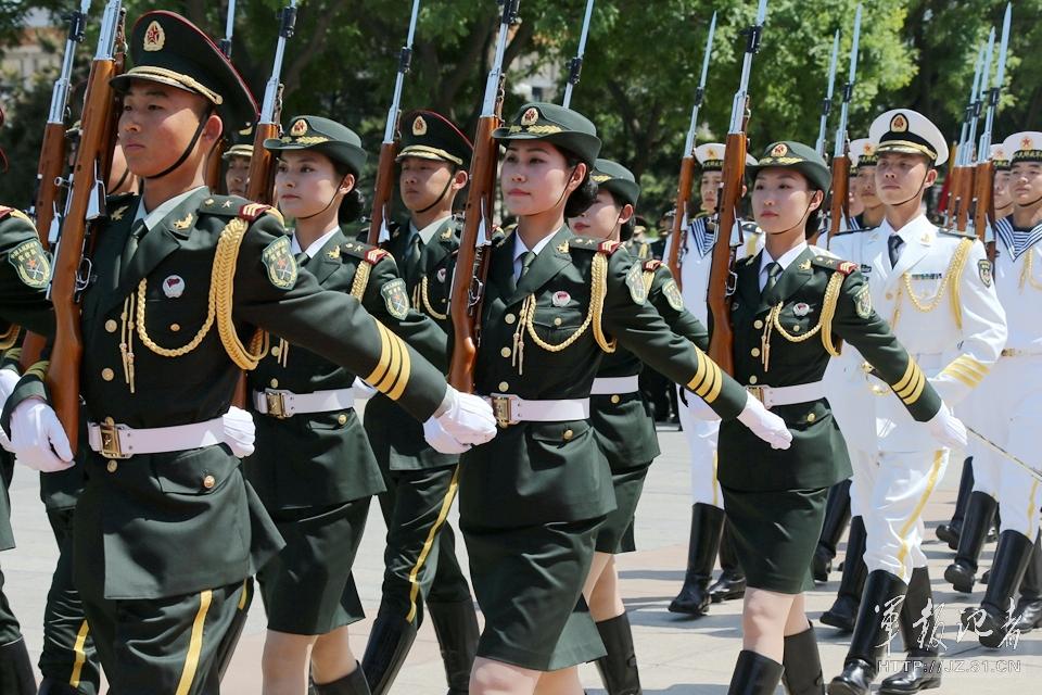 中國三軍儀仗隊(duì)首現(xiàn)女儀仗兵身影