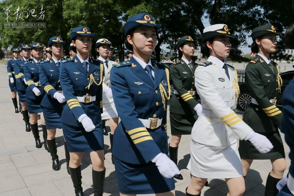 解放軍首批女儀仗兵亮相，90%以上擁有大專以上學(xué)歷，平均身高1.72米。圖為女兵儀仗隊(duì)。