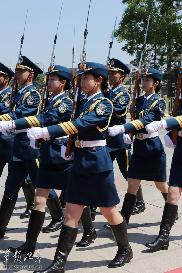 　解放軍首批女儀仗兵亮相，90%以上擁有大專以上學(xué)歷，平均身高1.72米。圖為女兵儀仗隊(duì)。