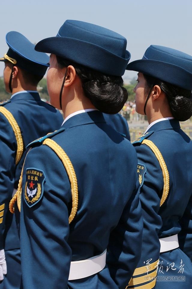 解放軍首批女儀仗兵亮相，90%以上擁有大專以上學(xué)歷，平均身高1.72米。圖為女兵儀仗隊(duì)。