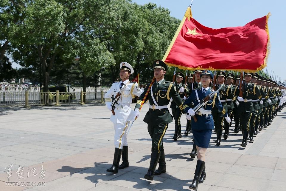中國三軍儀仗隊(duì)首現(xiàn)女儀仗兵身影