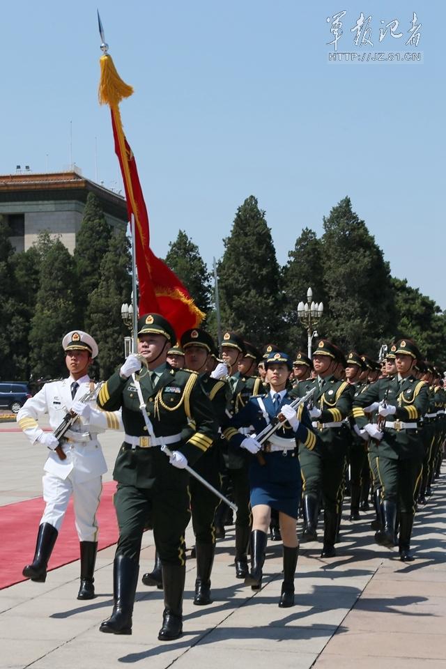 中國三軍儀仗隊(duì)首現(xiàn)女儀仗兵身影