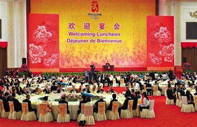 2008年8月8日，胡錦濤夫婦在北京人民大會(huì)堂宴會(huì)廳為出席北京奧運(yùn)會(huì)的貴賓舉行歡迎宴會(huì)。