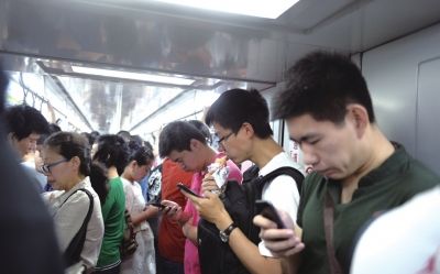 北京地鐵6號線,一名上班族利用乘車時間進(jìn)餐。京華時報記者陶冉攝