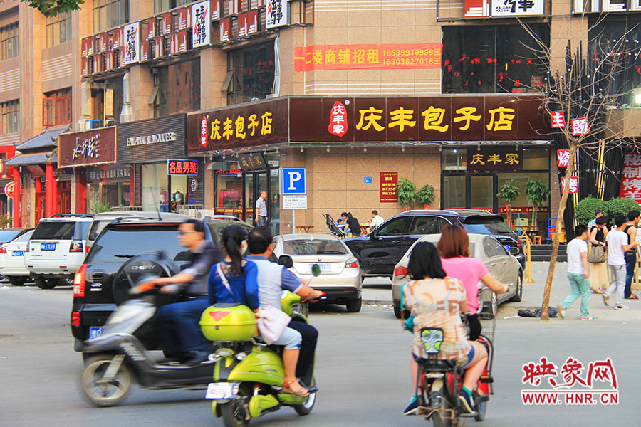 “慶豐包子店”位于路口拐角處,人流量車流量很大,堪稱黃金位置。