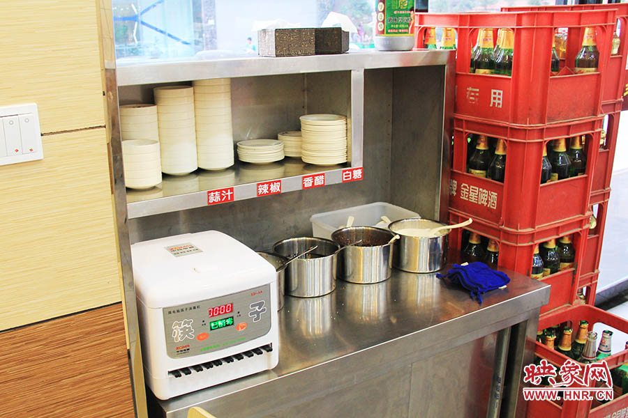 調(diào)料、小碟、餐具也都被放在另一張單獨(dú)的桌子上,需要用餐者“自助”。