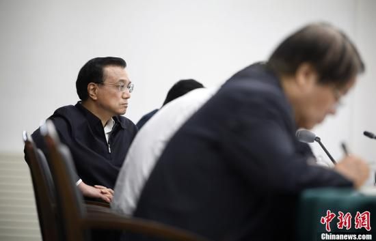 李克強(qiáng)在赤峰主持召開(kāi)部分企業(yè)與金融機(jī)構(gòu)負(fù)責(zé)人座談會(huì)。