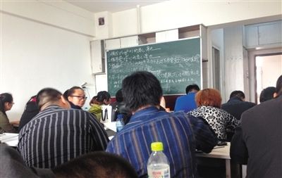 5月6日，大慶市，油田實(shí)行招工考試后，出現(xiàn)了各種考前輔導(dǎo)班。