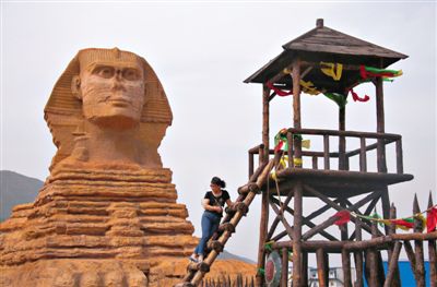 一游客在河北石家莊某地的“獅身人面像”前。