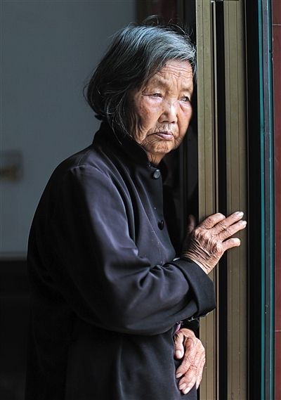 為了能“睡棺木”土葬，潘秀英四次喝農(nóng)藥自殺，后被搶救過(guò)來(lái)。